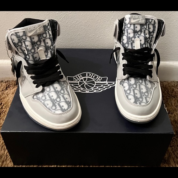 Us 7.5 sneakers and purse